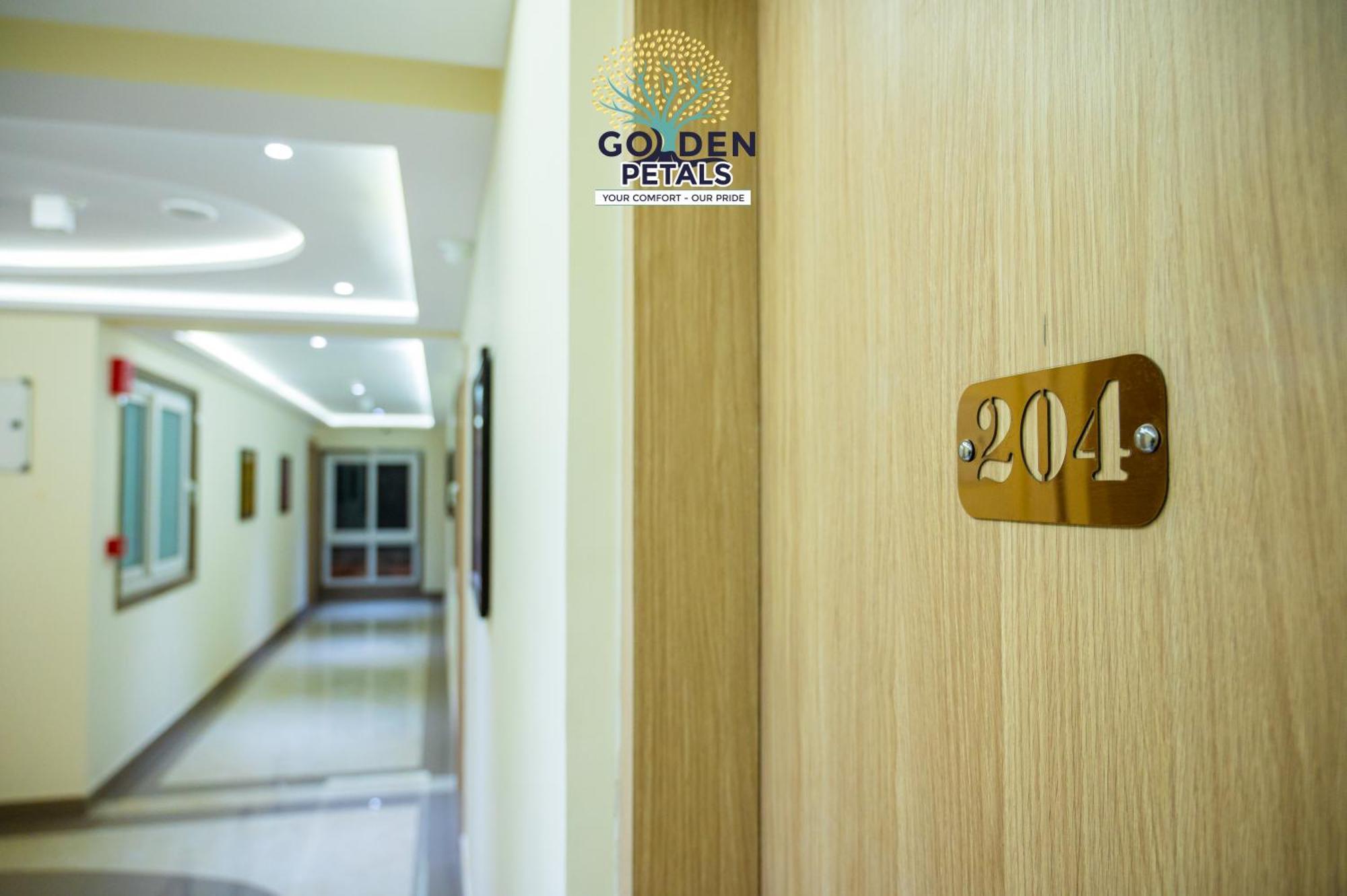 Hotel Golden Petals - Varanasi — Photos 1
